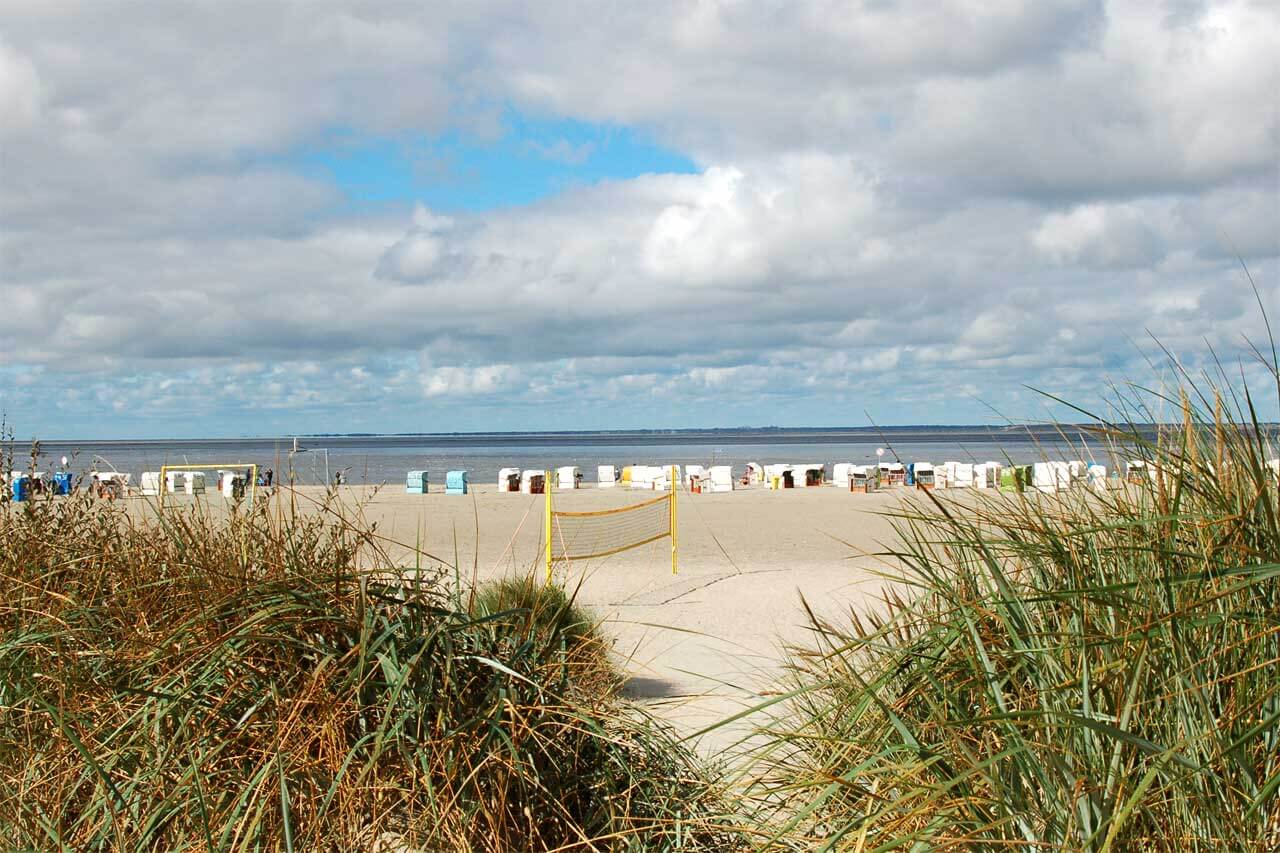 Der Strand in Norddeich lädt zum Sonnenbaden ein