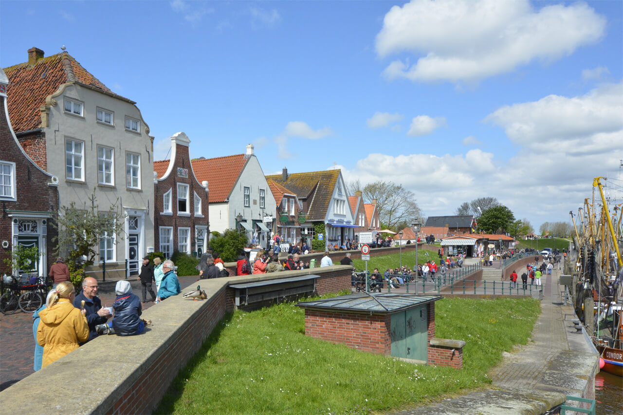 Historische Häuserfront im Greetsieler Hafen