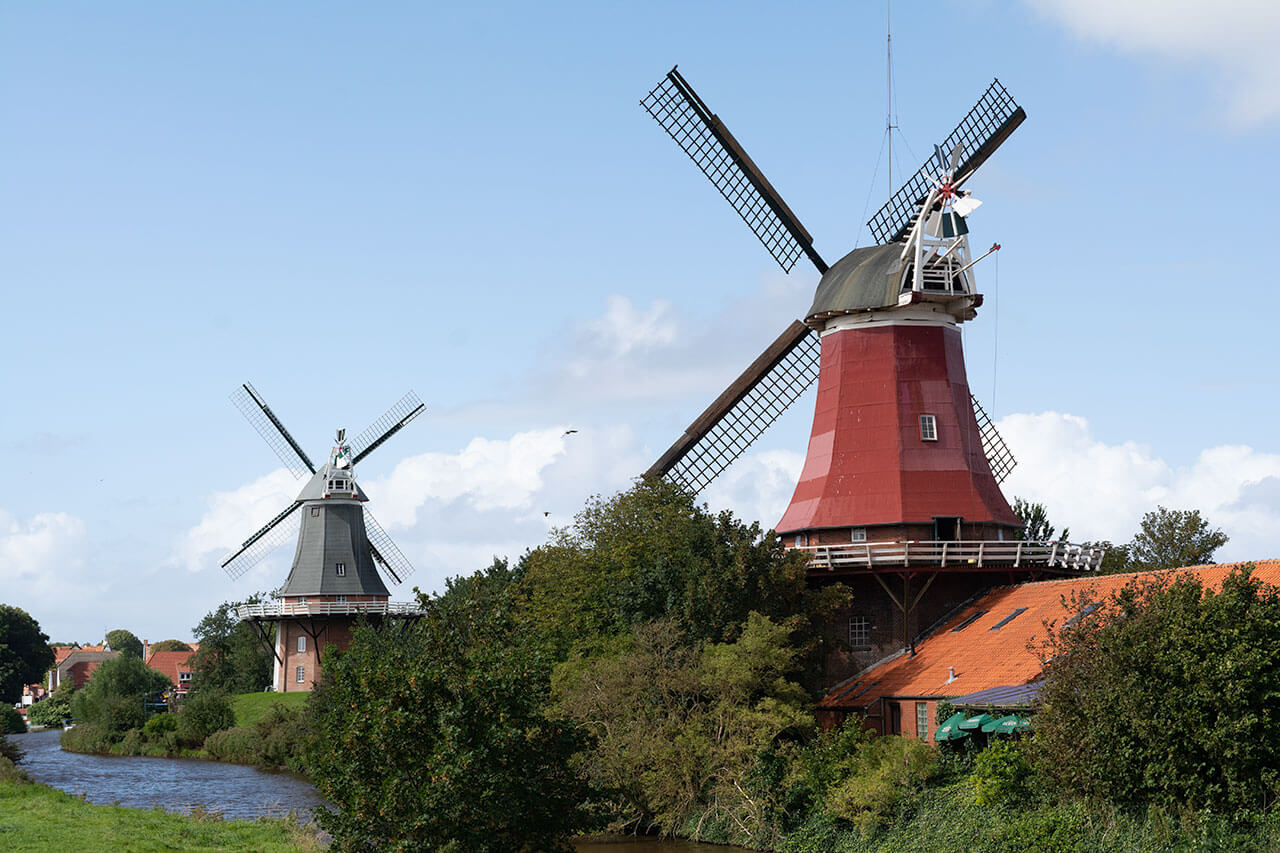 Wahrzeichen Greetsiels: Die Zwillingsmühlen